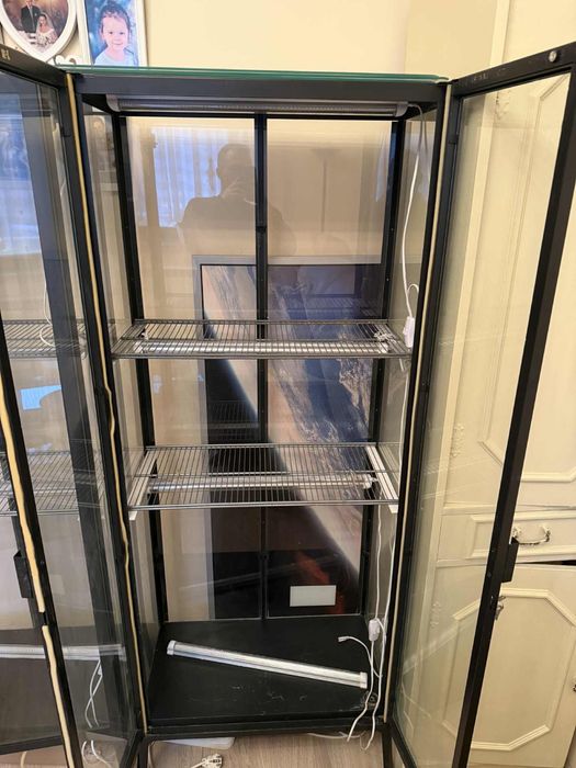 Witryna Ikea milsbo z oświetleniem