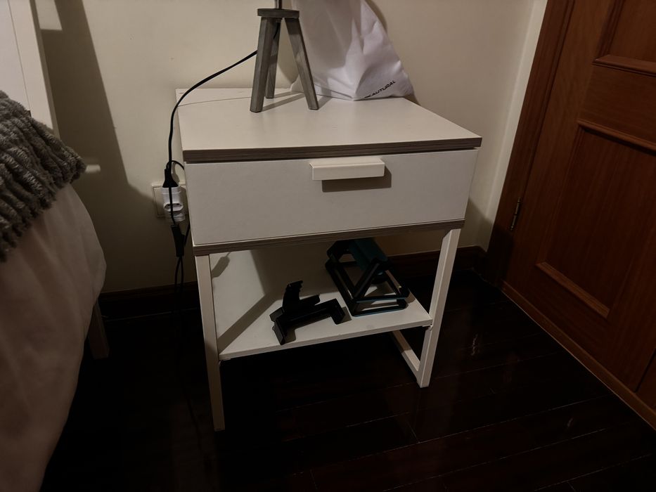 Cama de casal + 1x mesa de cabeceira Conforama + Colchão Novilla