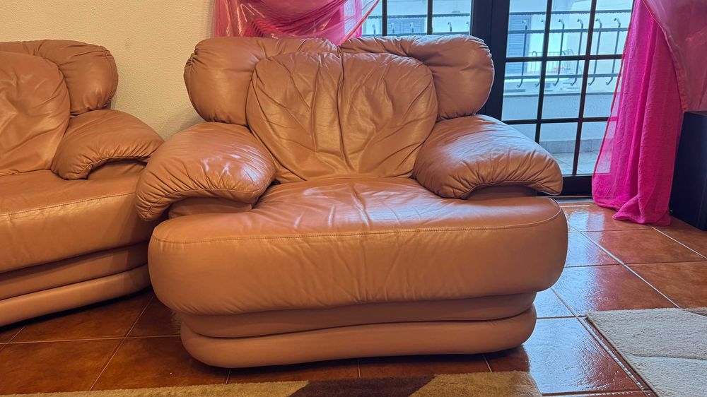 Conjunto de sofás em pele côr rosa