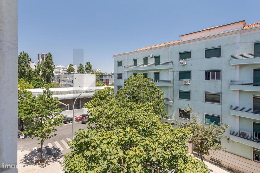 Apartamento T3 com sótão e terraço de utilização exclusiva - Av. de Ma