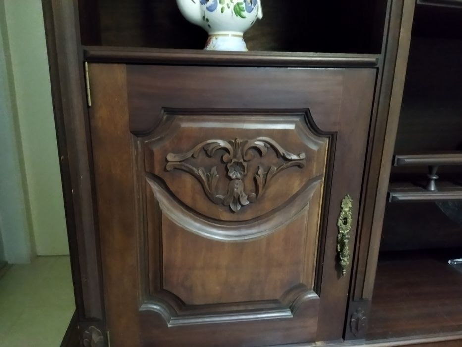 Móvel de sala em madeira maciça