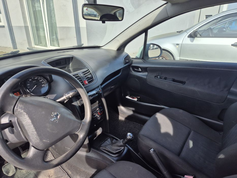 Peugeot 207 benzyna.