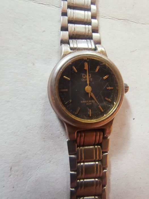 Продам наручные кварцевые женские часы фирмы Q&Q.