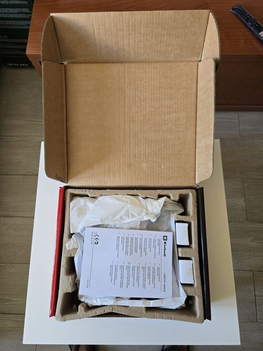 Pistola de pregos nova na caixa