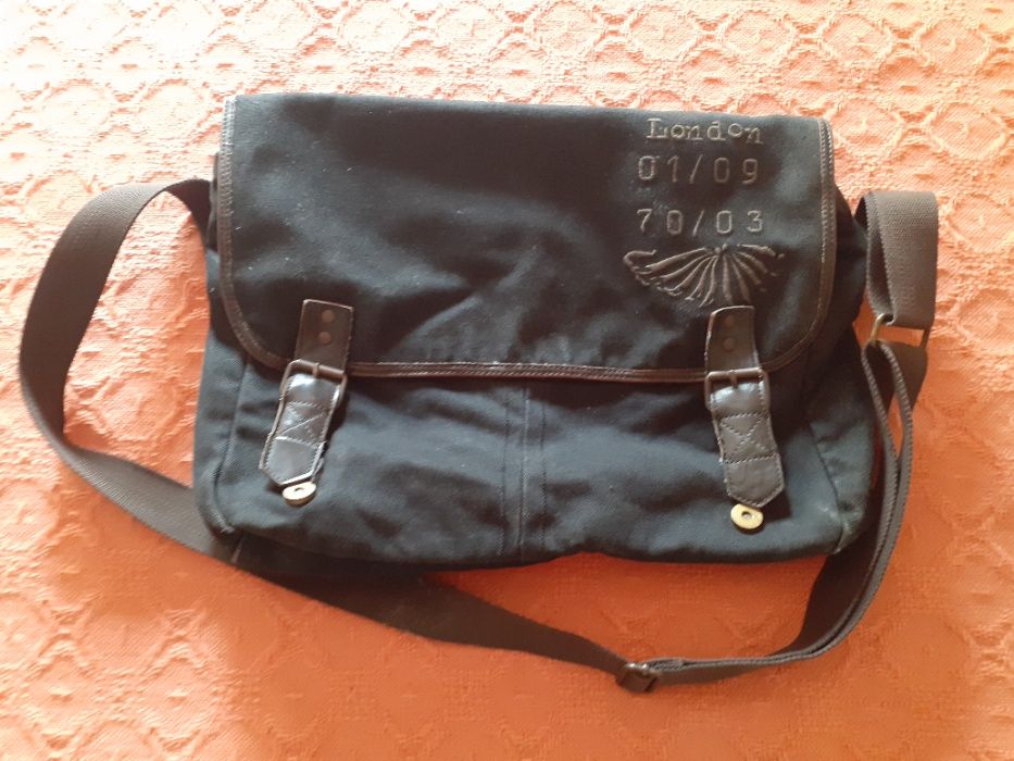 Mochilas (Billabong e Pepe Jeans / 15€ cada)