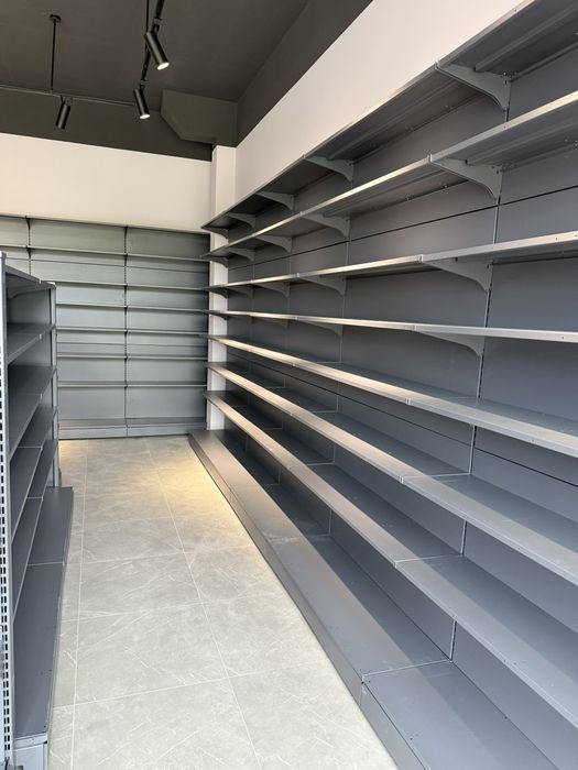 Стелажі з полицями та перфоровані. Острівні стелажі