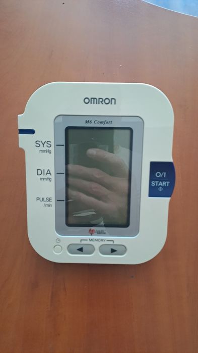 Ciśnieniomierz automatyczny OMRON M6 Comfort