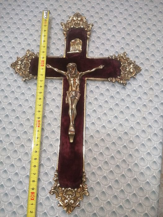 Crucifixo antigo em bronze em bom estado