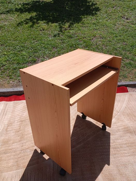Secretaria em madeira com rodas e mesa extensível.
Medidas:78cm altura 
63 cm frente/42 fundo
66cm com mesa extensível