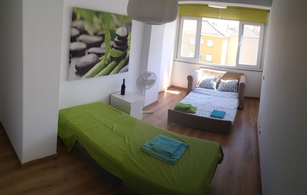 Mobília de Quarto / Studio (Sofá Cama, Roupeiro 2 Portas, Sommier c/ Colchão, Mesa + Cadeira)