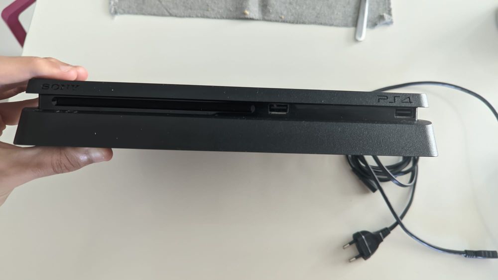 Ps4 + 7 jogos (vai com a caixa original)