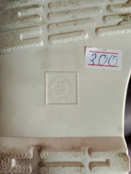 Туфлі для дівчинки.