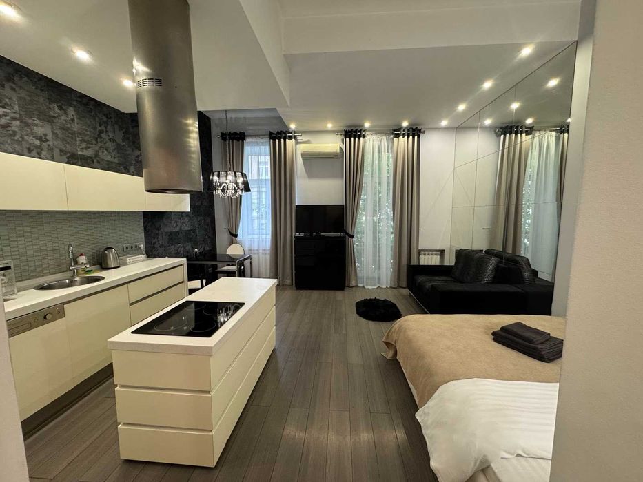 Золоті Ворота, Театральна, Миколи Лисенко 1