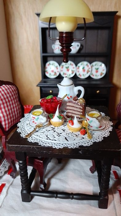 Ляльковий будинок з меблями і ляльками