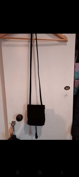 Bolsa pequena de camurça preta, tiracolo.