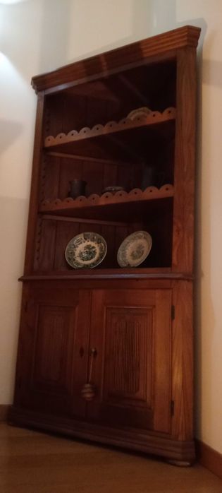 Móvel de canto em madeira de castanho mociça