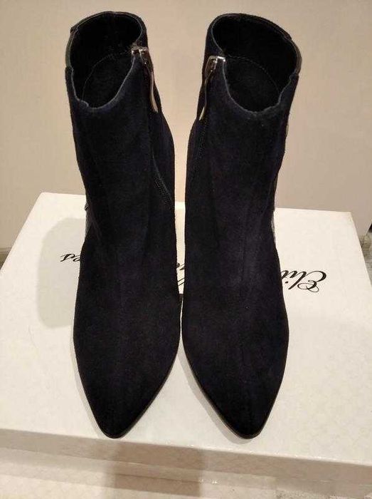 Ботинки замшевые на каблуке ботильоны