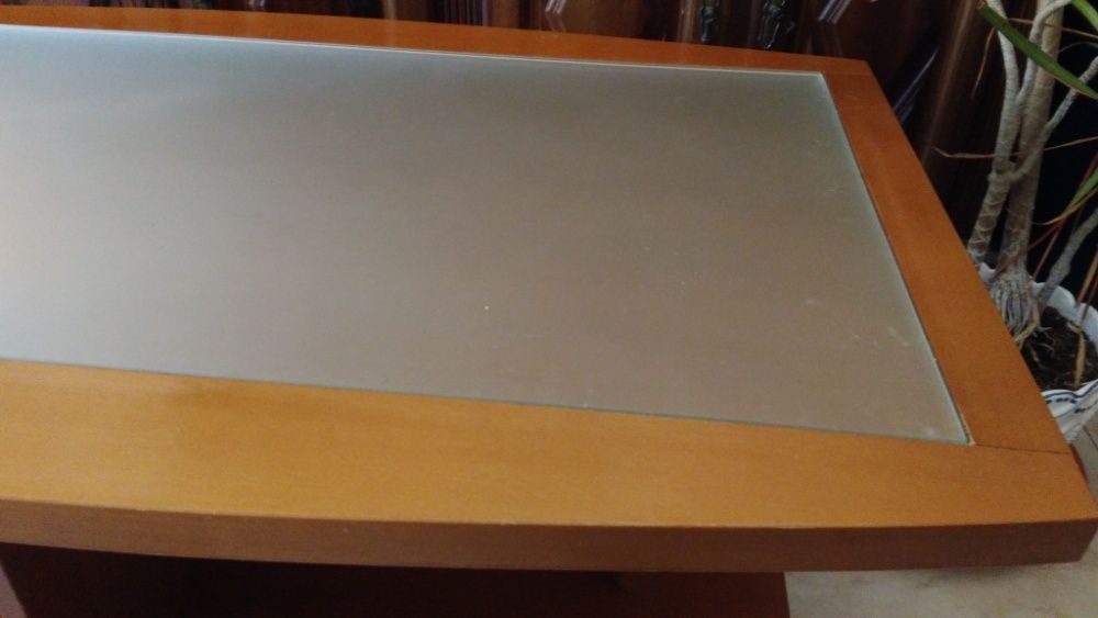 Mesa de centro com tampo em vidro