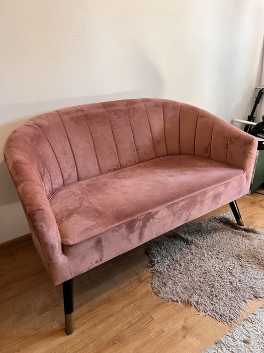 Rózowa sofa welurowa