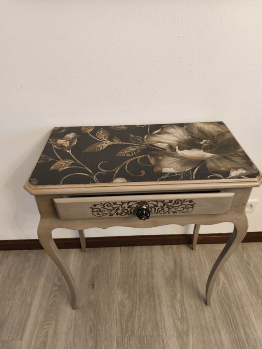 Mesa de apoio pintada