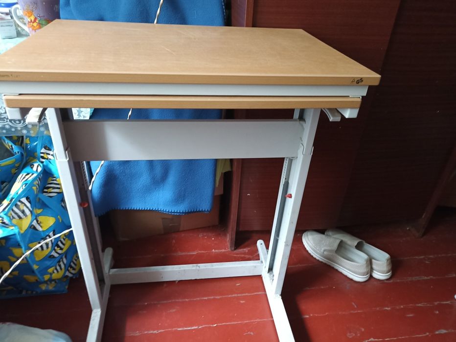 Стіл парта гарний