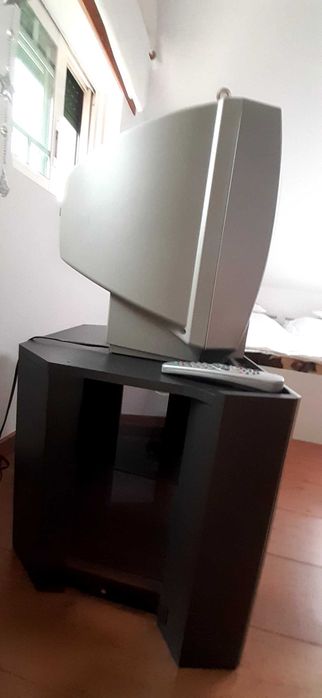 Tv com móvel em bom estado