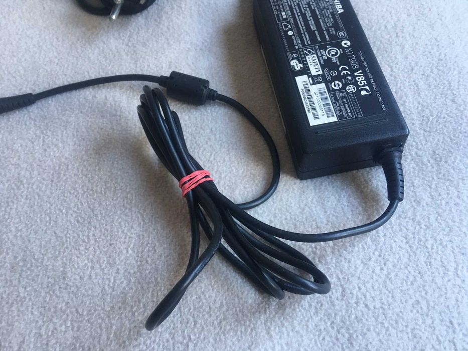 Zasilacz ładowarka TOSHIBA N17908 V85 Oryginał zadbany