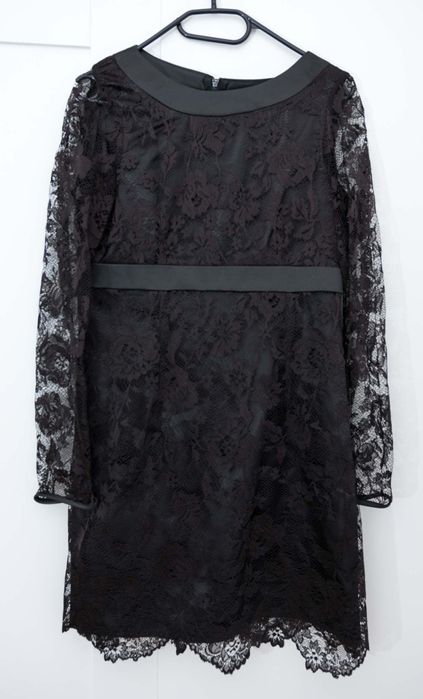 Czarna sukienka koronkowa.