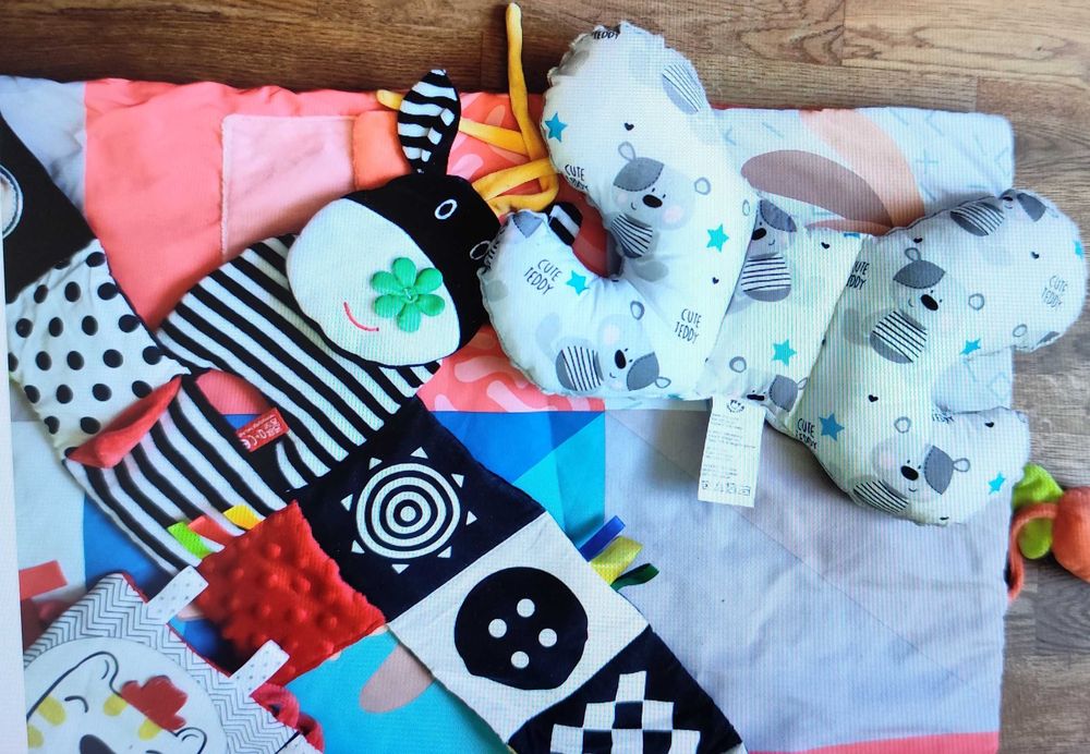 Zabawki kontrastowe, mata, grzechotki