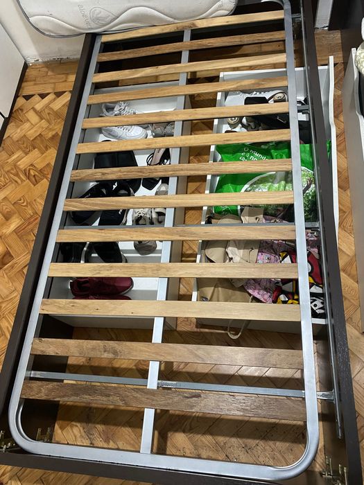 Cama de solteiro e guarda-roupa