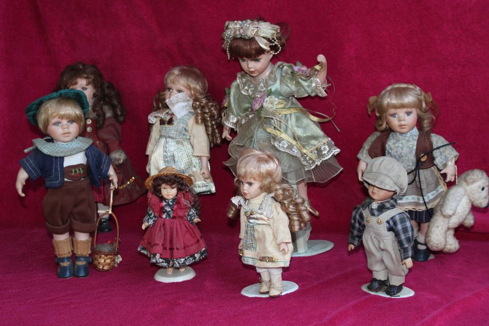 Kolekcjonerska lalka porcelanowa na stojaku"