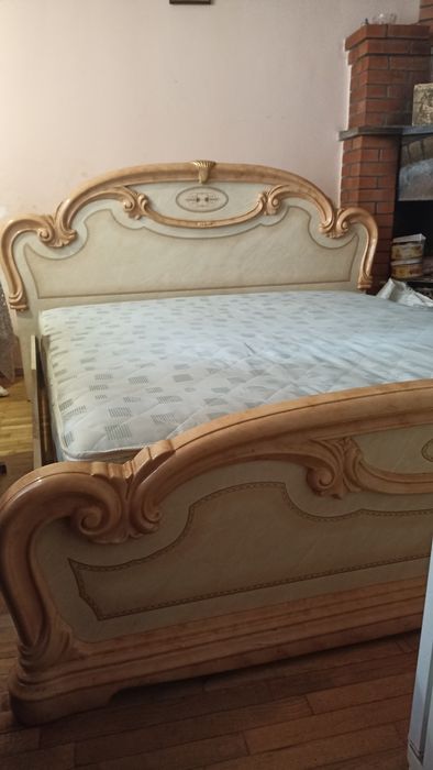 Итальянская двухспальная кровать с ортопедическим матрасом зима-лето