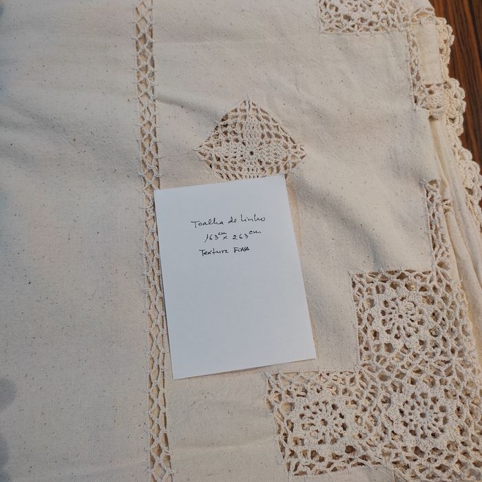 Duas toalhas de mesa em linho, crochê e bordado