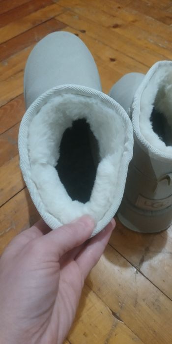 Бежевые низкие угги