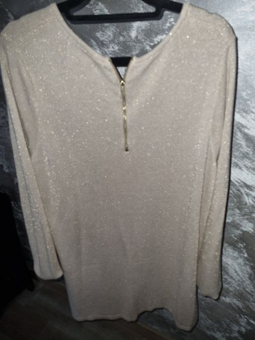 Dłuższy sweterek z delikatną złotą nitką.