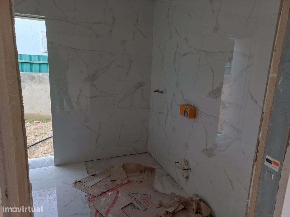 Moradia T3 em final de construção, com piscina, em Fernão Ferro
