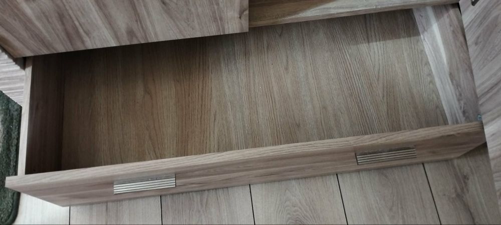 Sprzedam szafę w bardzo dobrym stanie.