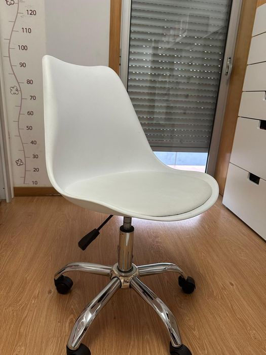 Quarto Criança - Beliche (3 camas), secretaria, cadeira e prateleiras