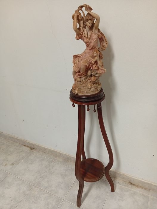 Escultura Decorativa Grande – Mulher com Crianças – Peça Clássica