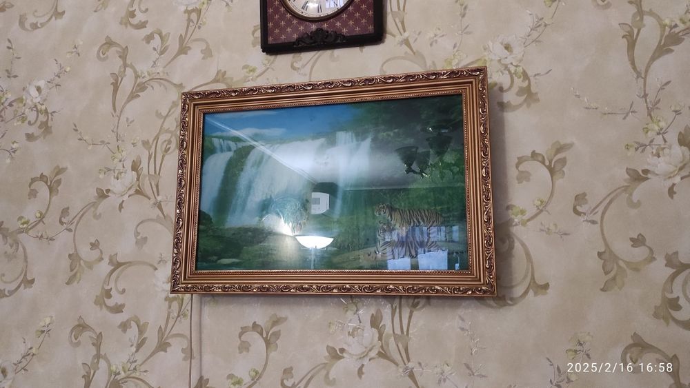 Картина светится,шум водопада и пение птиц