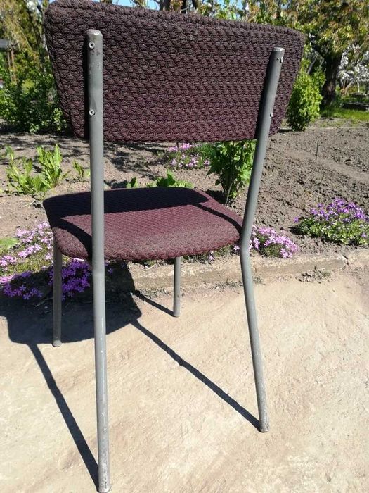 krzesło na metalowej podstawie