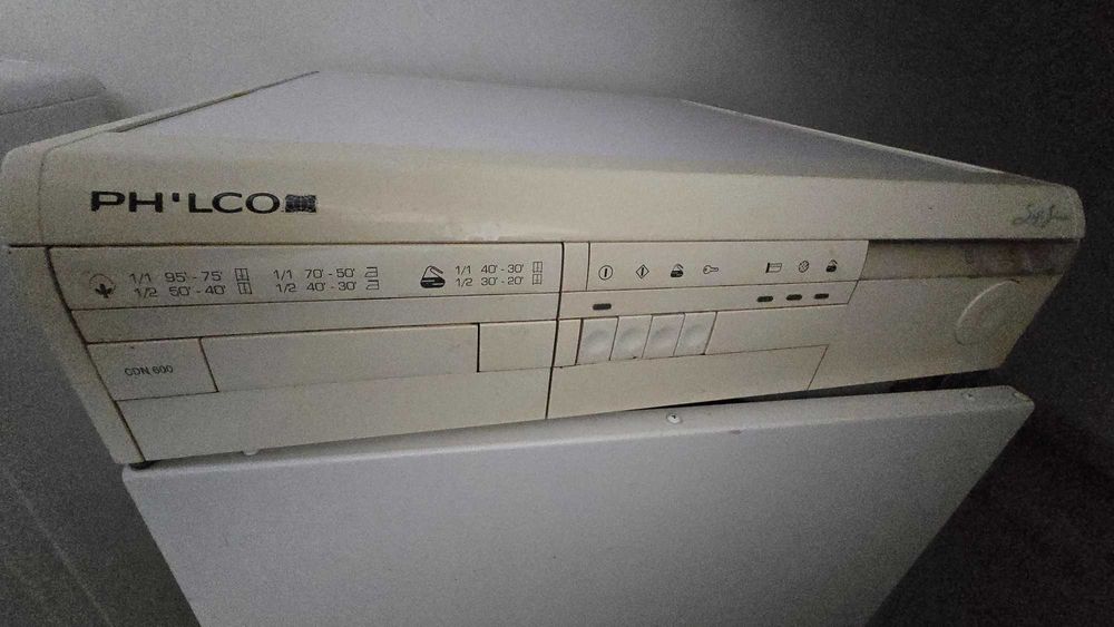 Uma máquina de lavar e outra de secar roupa