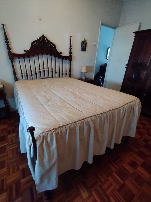 Cama de casal vintage com colchão articulado