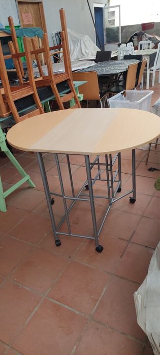 Mesa de apoio em metal e madeira