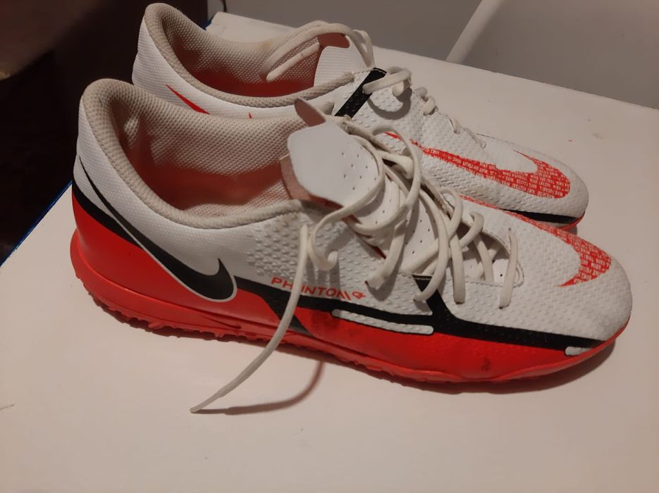 Chuteiras Nike Phantom brancas e laranjas