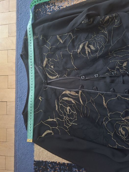 Elegancka czarna bluzka z transparentnymi rękawami i złotym haftem