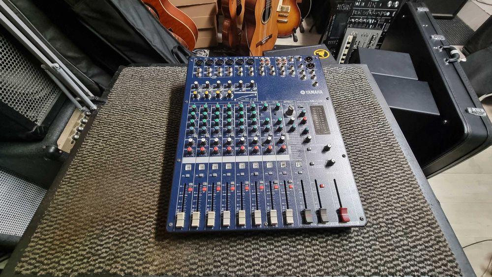 Mesa de Mistura Yamaha MG124CX – 12 Canais com Efeitos