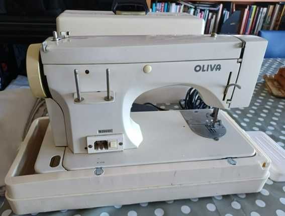 Máquina de Costura Oliva