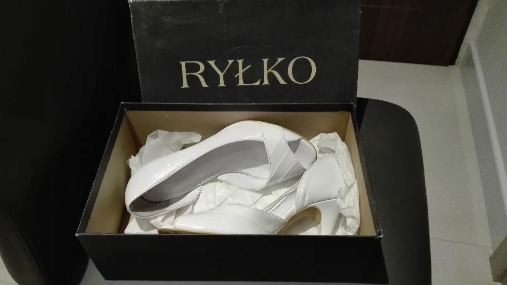 Buty damskie białe na obcasie Ryłko rozm. 36.