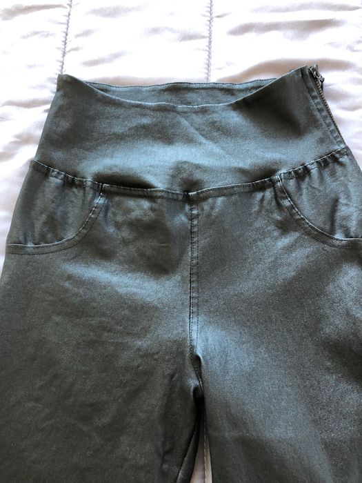 Leggins em pele cintura subida